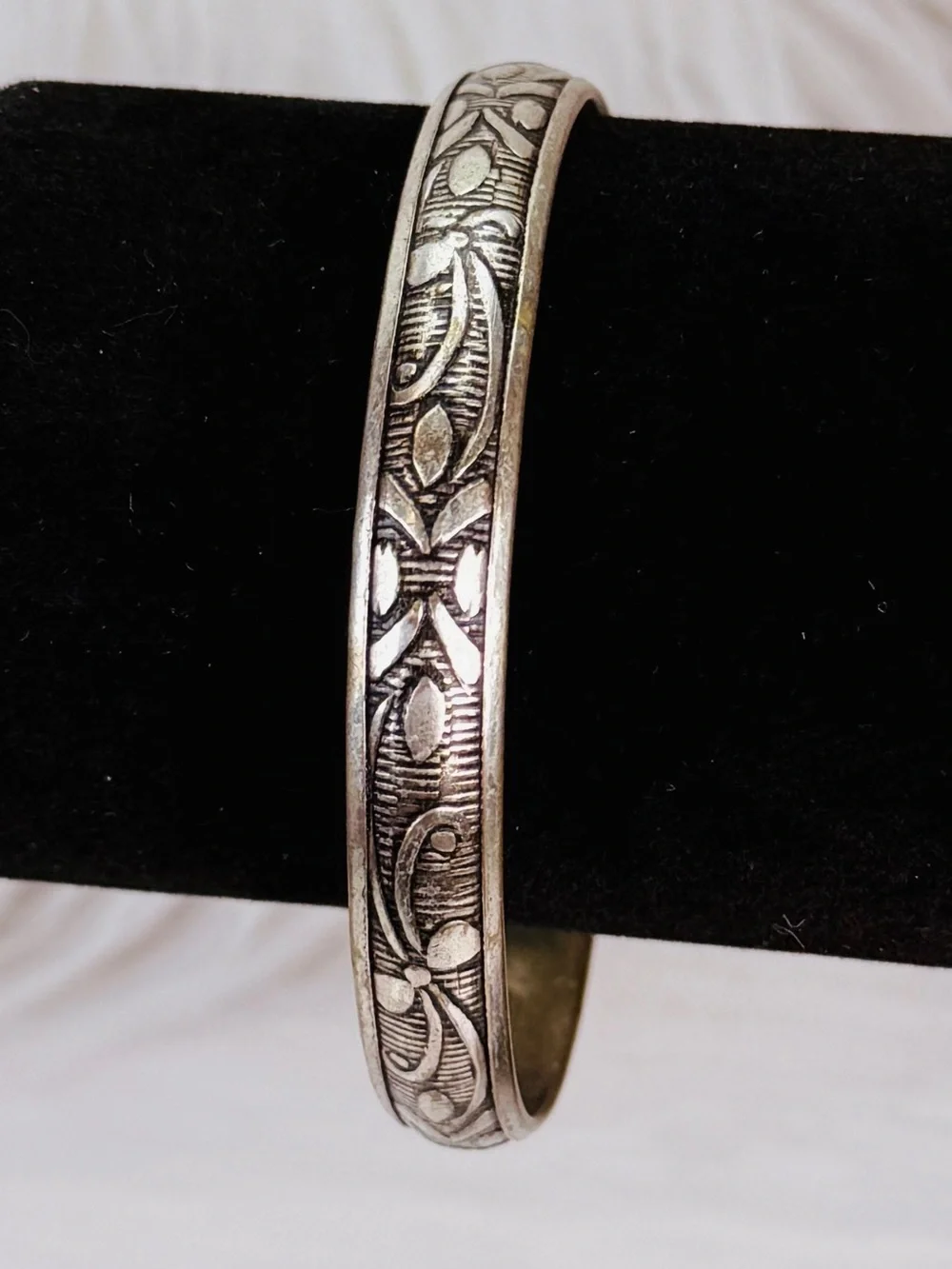 Super lightweight, aged Silvertone etched bangle costume bracelet